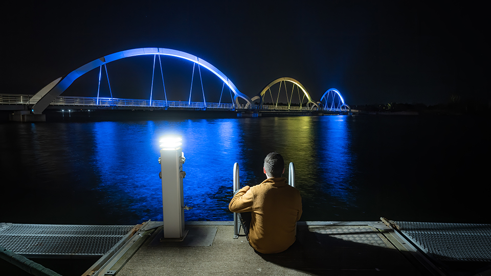 Sölvesborgsbron lyses upp i gult och blått som är Ukrainas flaggfärger