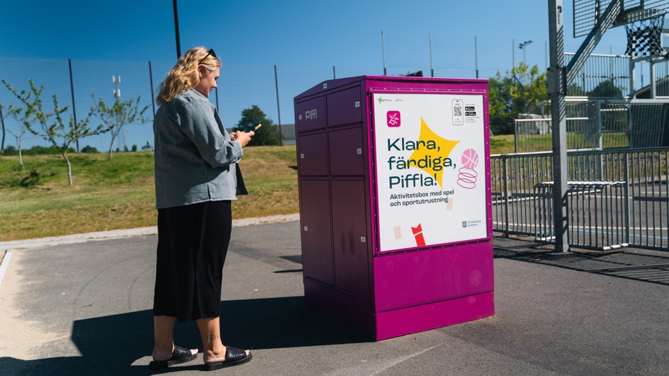 Kvinna står vid Pifflbox