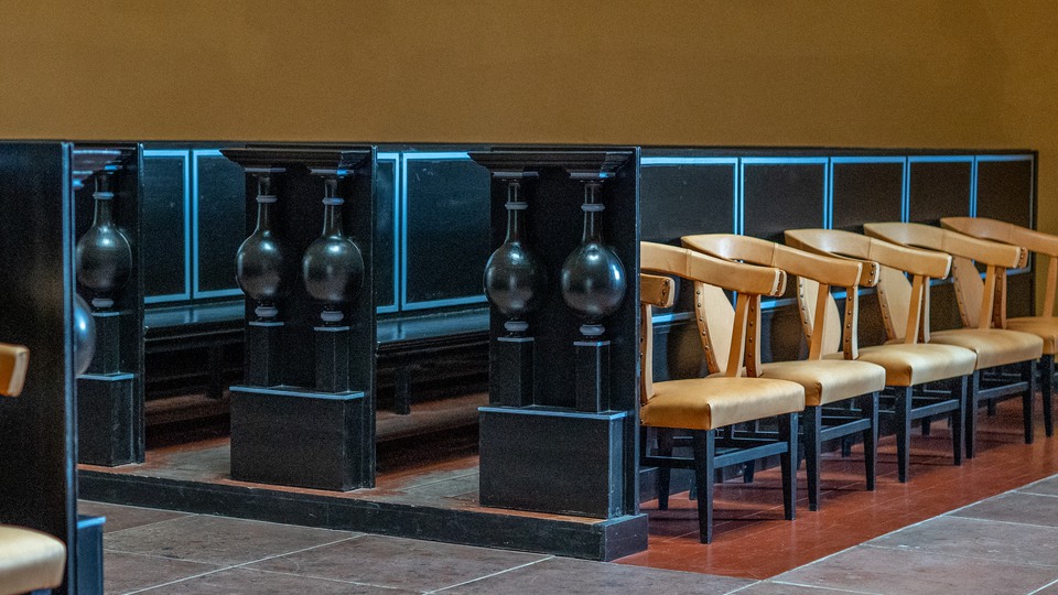 Svarta bänkar och stolar i Tingssalen i Listers Härads Tingshus.