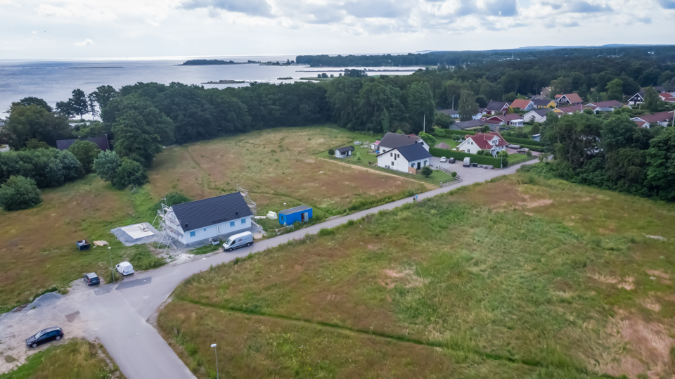 Drönarbild över området med kommunala villatomter i Norje på Ärtvägen, i juli 2020. Foto: Sölvesborgs kommun.