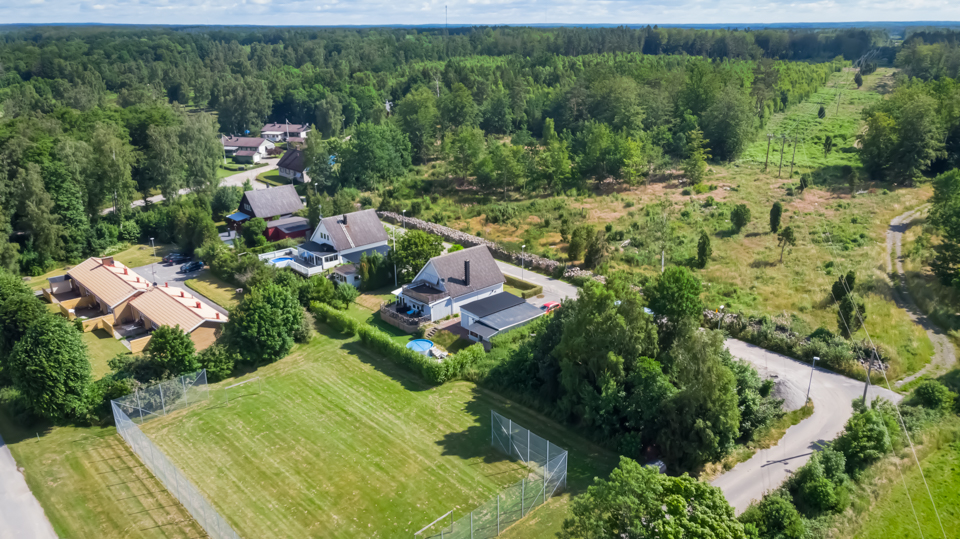 Drönarbild över området med kommunala villatomter i Sandbäck, juli 2020. Foto: Sölvesborgs kommun.