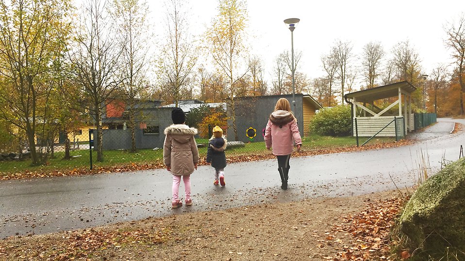 Barn som promenerar på väg mot Kanehalls förskola